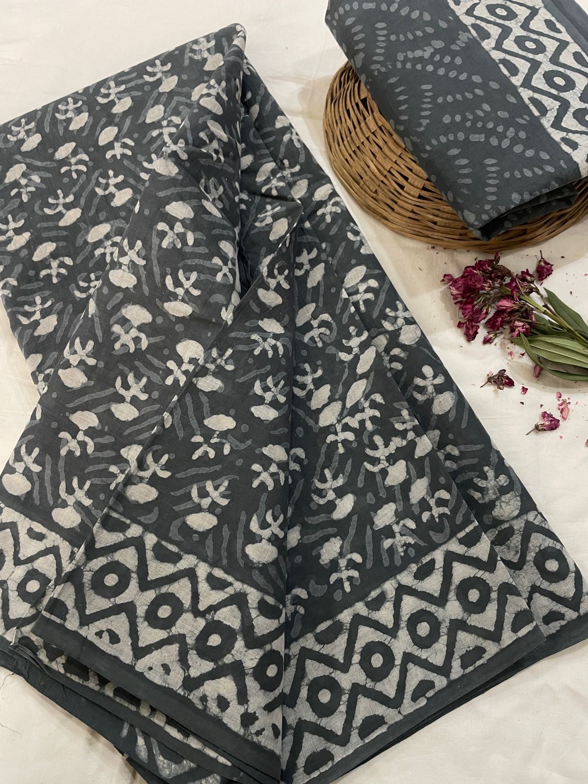 Pure Malmal cotton saree(Black,White)